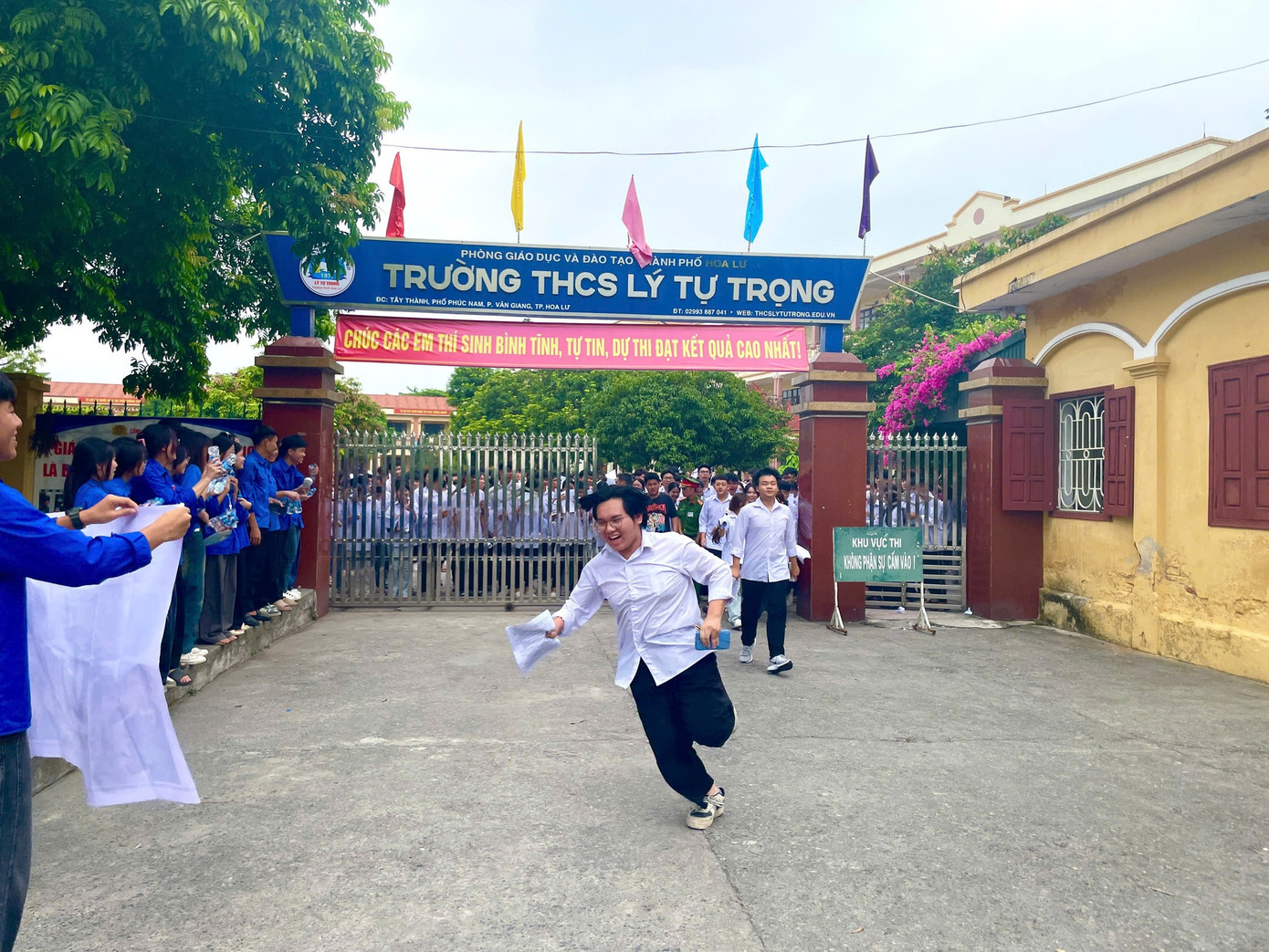 Thí sinh vui mừng rời khỏi phòng thi sau khi hoàn thành kỳ thi tốt nghiệp THPT 2025 tại điểm thi THCS Lý Tự Trọng (TP Hoa Lư, Ninh Bình). Ảnh: Trường THPT Đinh Tiên Hoàng Thí sinh vui mừng rời khỏi phòng thi sau khi hoàn thành kỳ thi tốt nghiệp THPT 2025 tại điểm thi THCS Lý Tự Trọng (TP Hoa Lư, Ninh Bình). Ảnh: Trường THPT Đinh Tiên Hoàng