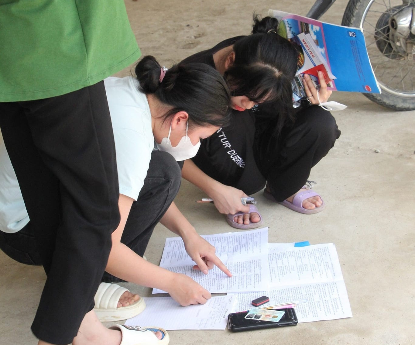 Thí sinh cùng kiểm tra đáp án sau khi ra khỏi phòng thi, điểm thi THPT Thạch Thất, Hà Nội. (Ảnh: Linh Phương) Thí sinh cùng kiểm tra đáp án sau khi ra khỏi phòng thi, điểm thi THPT Thạch Thất, Hà Nội. (Ảnh: Linh Phương)