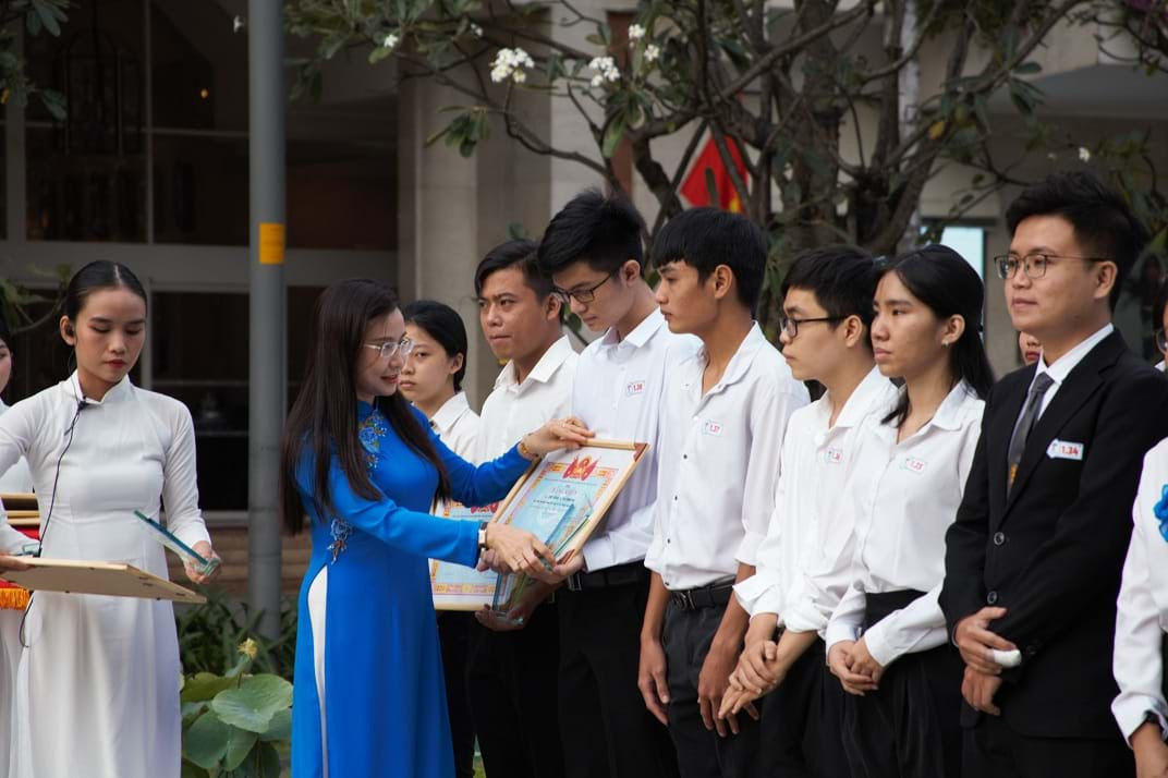 Mỗi gương tuyên dương "Học sinh 3 rèn luyện TP.HCM" được nhận Bằng khen của Ban Chấp hành Thành Đoàn, biểu trưng danh hiệu và hiện kim. Mỗi gương tuyên dương "Học sinh 3 rèn luyện TP.HCM" được nhận Bằng khen của Ban Chấp hành Thành Đoàn, biểu trưng danh hiệu và hiện kim.