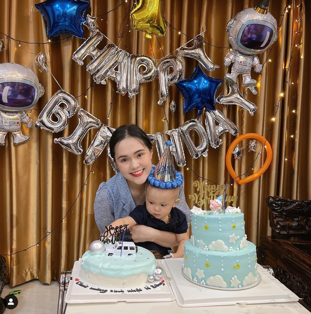 Bé Ú chụp hình cùng mẹ Quỳnh Anh trong ngày sinh nhật.