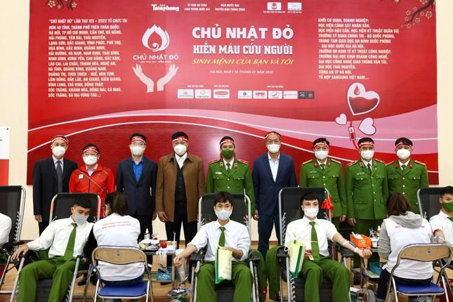 Ban tổ chức Chủ nhật Đỏ 2022 chụp ảnh lưu niệm cùng Ban giám đốc, cán bộ, học viên Học viện Cảnh sát Nhân dân. Ban tổ chức Chủ nhật Đỏ 2022 chụp ảnh lưu niệm cùng Ban giám đốc, cán bộ, học viên Học viện Cảnh sát Nhân dân.