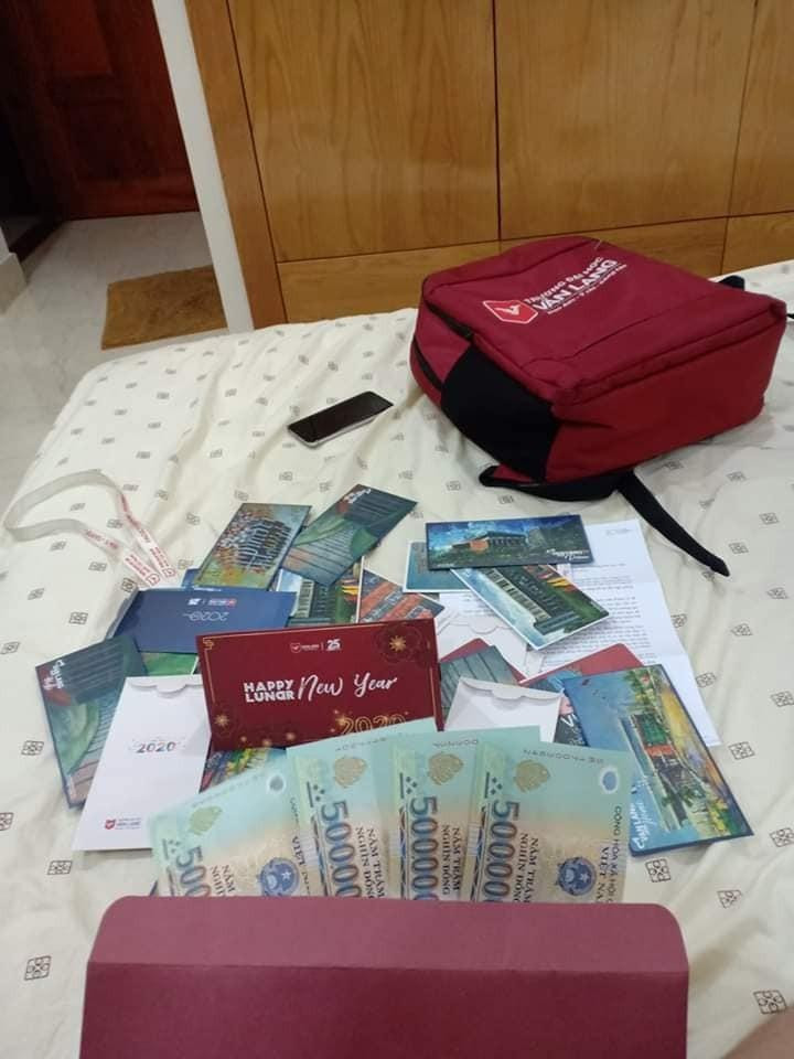 Một bạn sinh viên trường Đại học Văn Lang khoe về "cái Tết bội thu". Một bạn sinh viên trường Đại học Văn Lang khoe về "cái Tết bội thu".