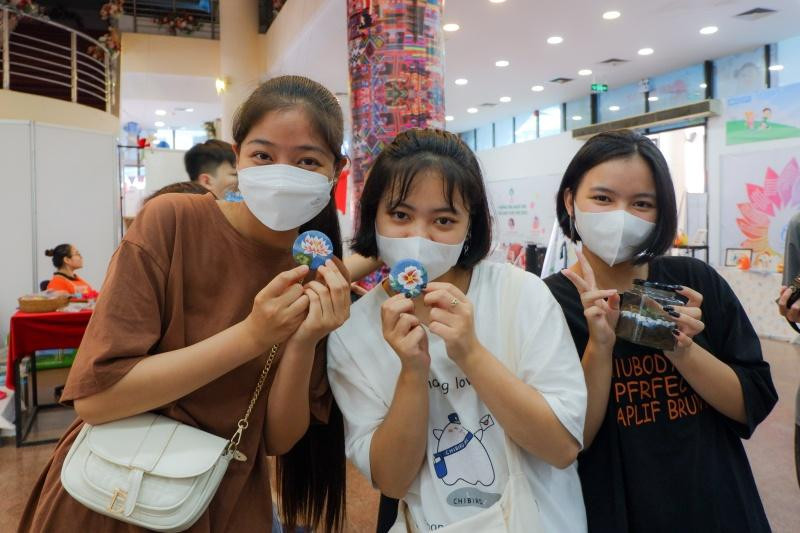 Những thành phẩm nhỏ xinh được làm từ quần jeans tái chế lại. Những thành phẩm nhỏ xinh được làm từ quần jeans tái chế lại.