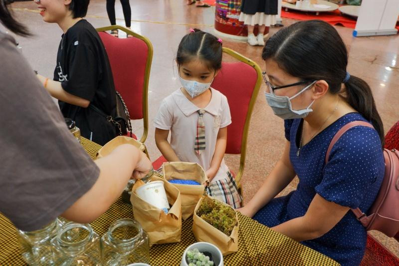 Hội chợ cũng thu hút được các bậc phụ huynh đến cùng con để tham gia trải nghiệm. Hội chợ cũng thu hút được các bậc phụ huynh đến cùng con để tham gia trải nghiệm.