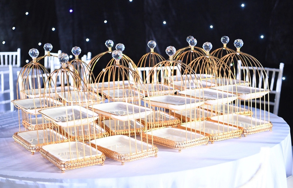 Những khay để bánh kẹo tiếp khách với màu sắc nổi bật.