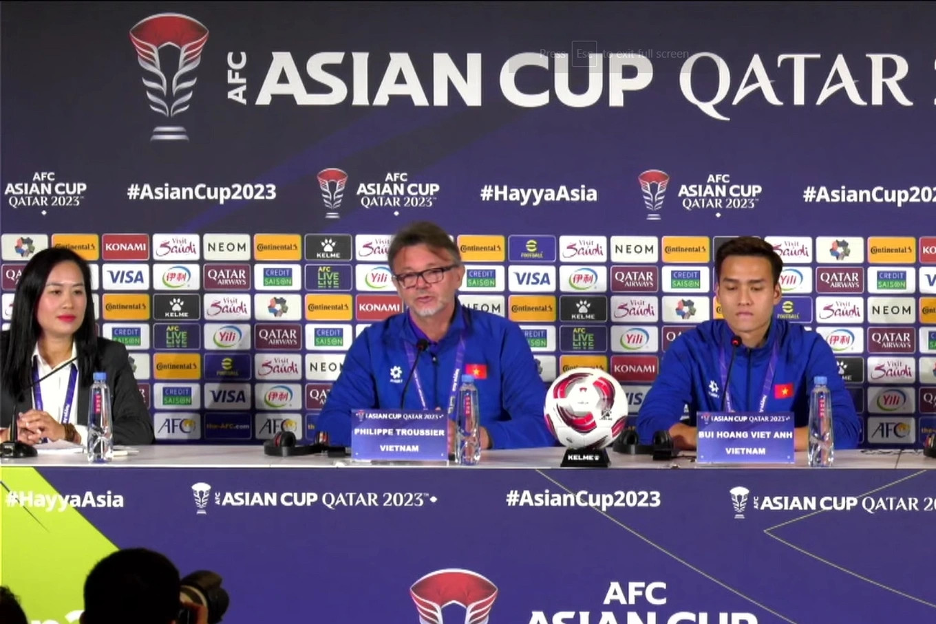 HLV Troussier tham dự họp báo trước trận đấu với ĐT Iraq. (Ảnh: AFC)