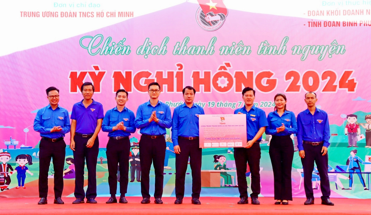 Ban Tổ chức trao tặng các nguồn lực tại Lễ ra quân. Ban Tổ chức trao tặng các nguồn lực tại Lễ ra quân.