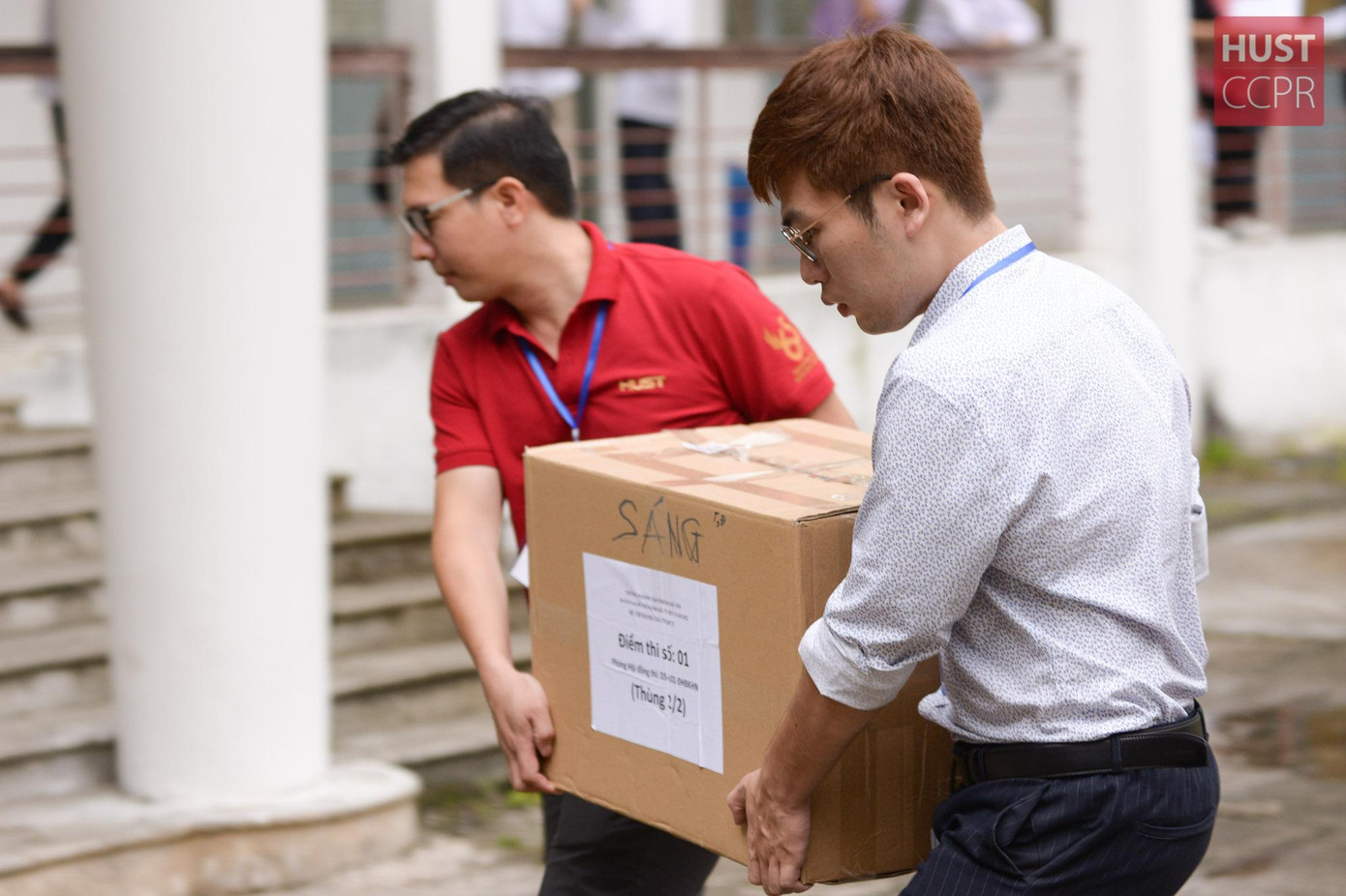 Công tác vận chuyển đề thi đến phòng thi. Công tác vận chuyển đề thi đến phòng thi.