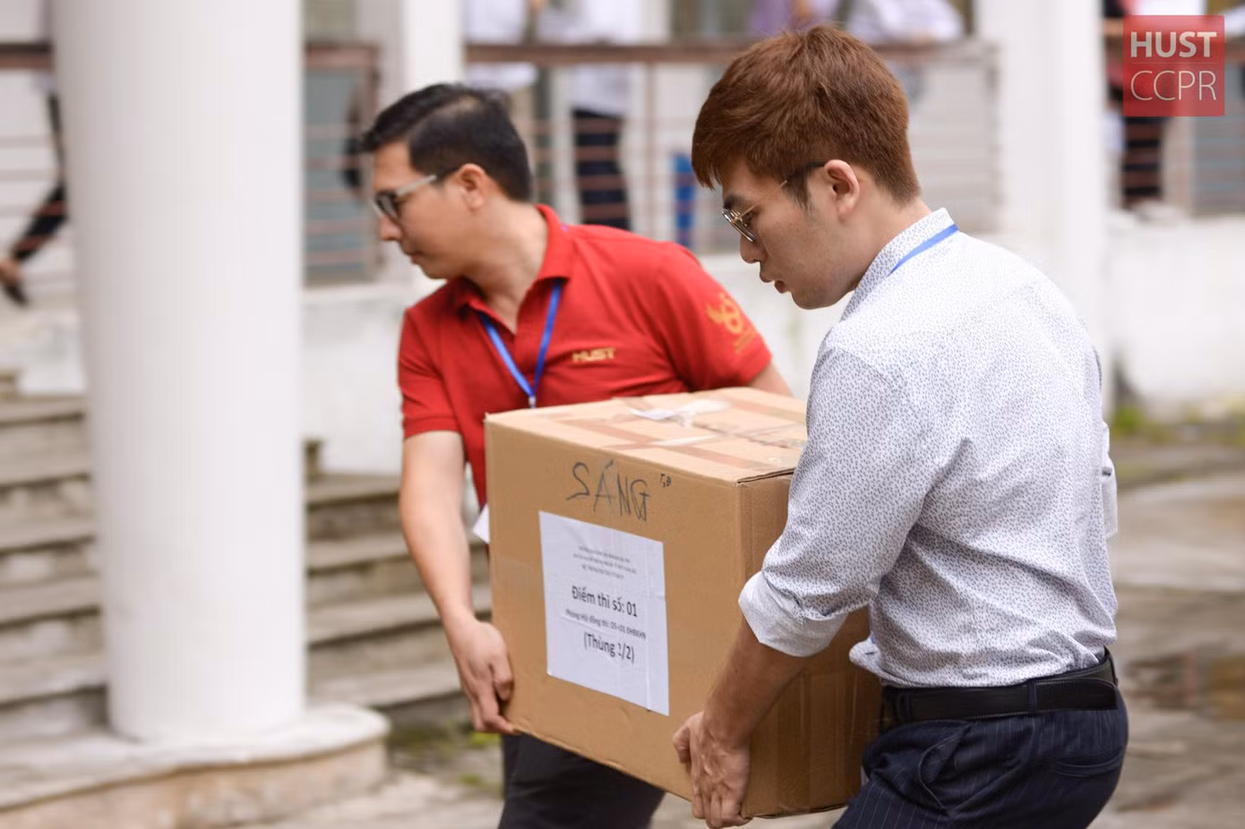 Công tác vận chuyển đề thi đến phòng thi.