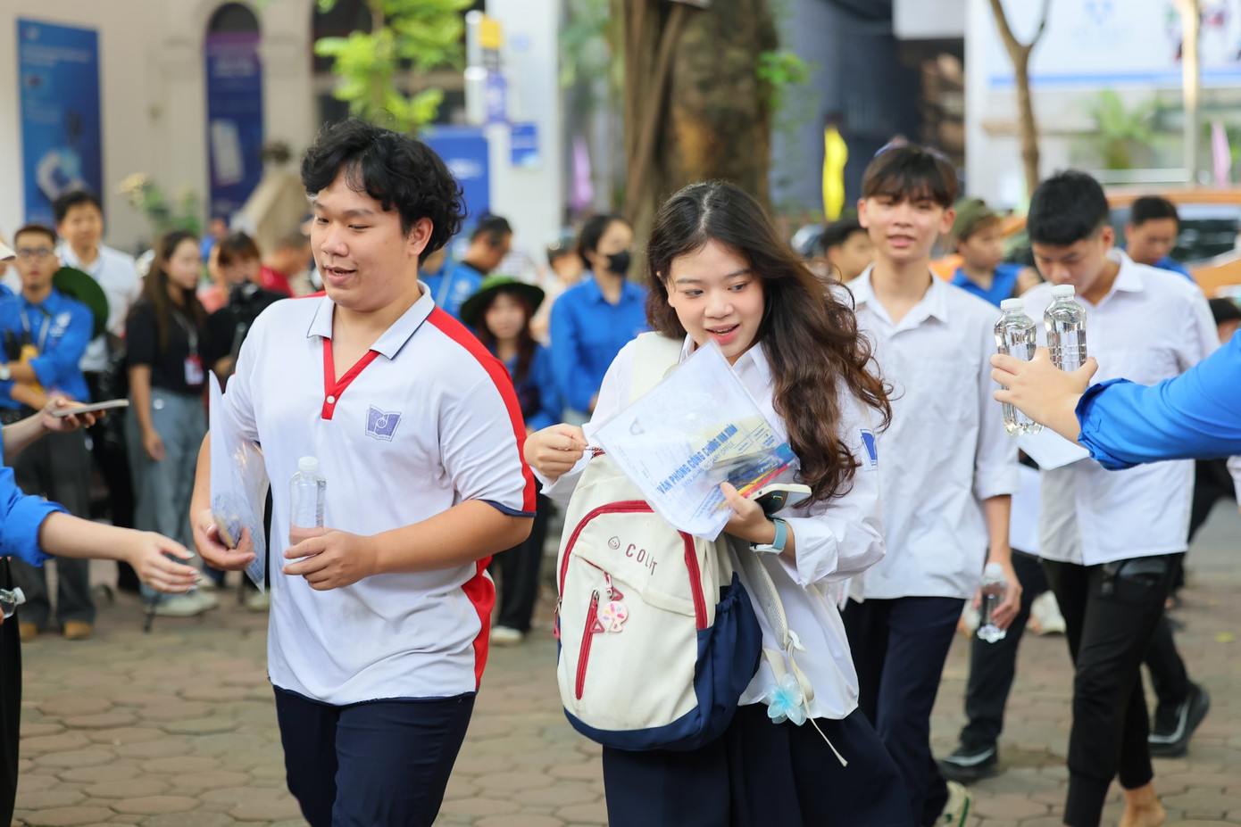 Thí sinh tham dự kỳ thi tốt nghiệp THPT sáng 26/6 tại điểm thi THPT Phan Đình Phùng. (Ảnh: Đoàn trường THPT Phan Đình Phùng)