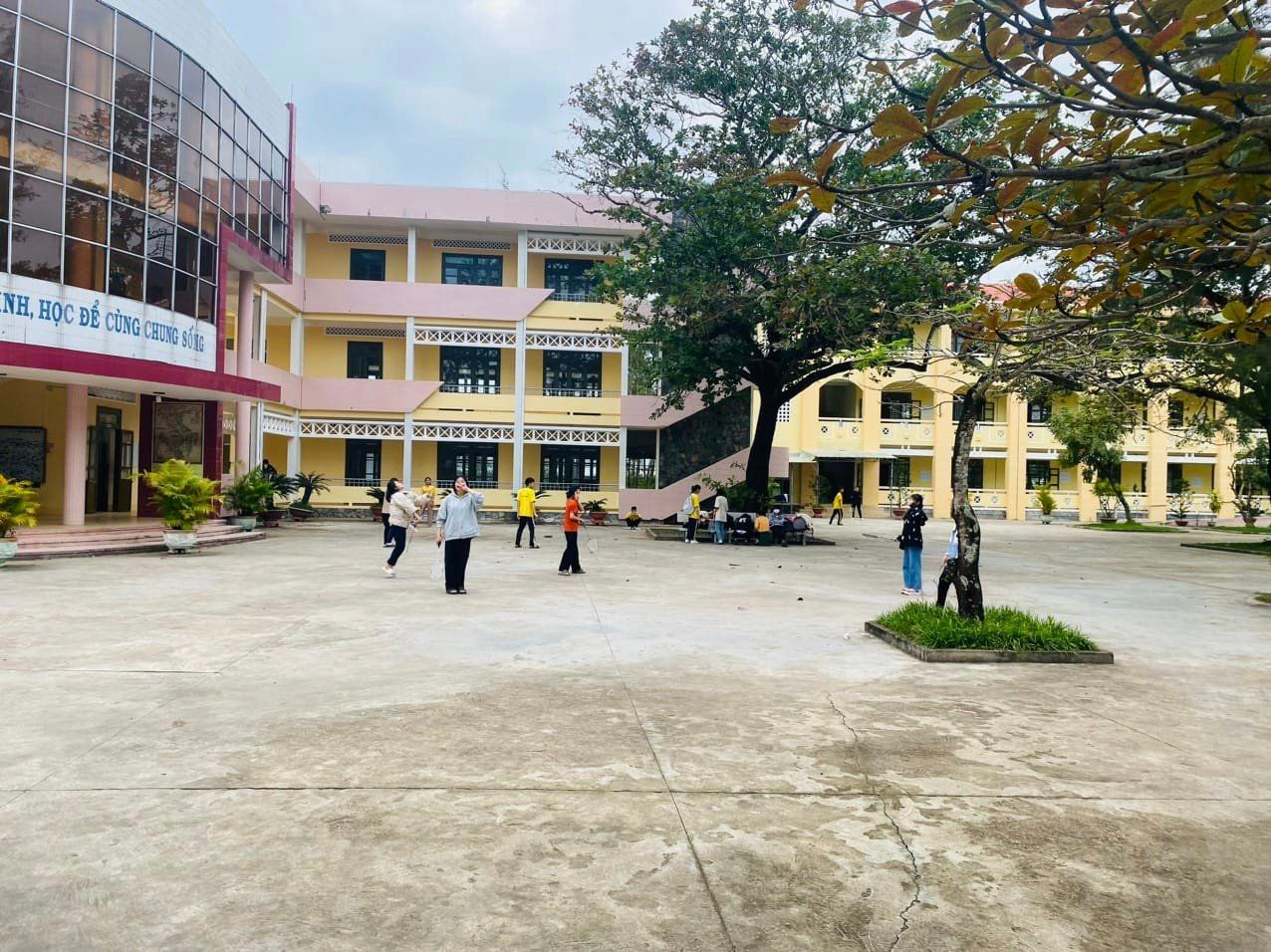 (Ảnh: Fanpage Trường THPT Lê Hồng Phong - Phú Yên) (Ảnh: Fanpage Trường THPT Lê Hồng Phong - Phú Yên)