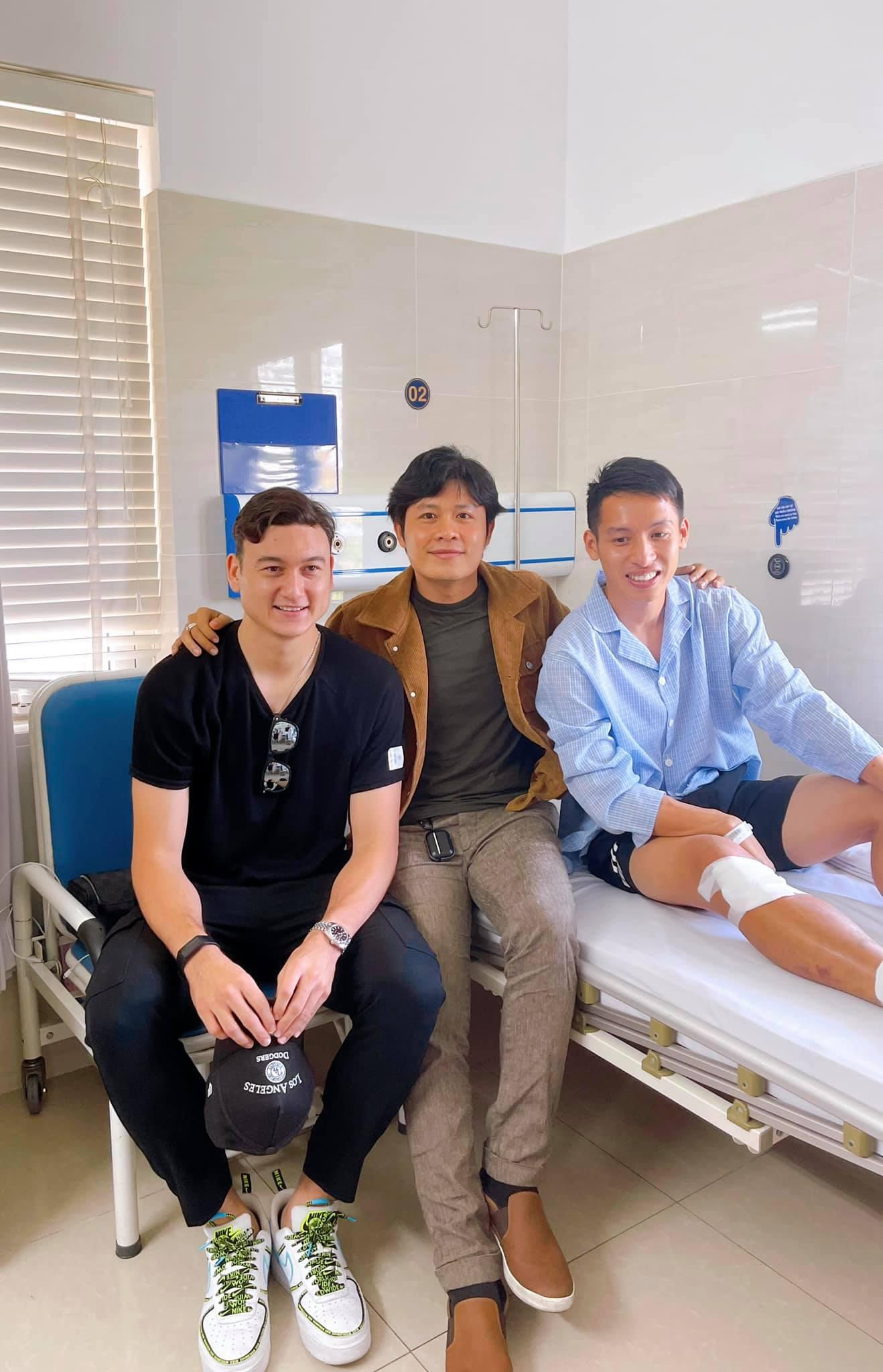 Nhạc sĩ Nguyễn Văn Chung, thủ môn Đặng Văn Lâm vào viện thăm Hùng Dũng. Nhạc sĩ Nguyễn Văn Chung, thủ môn Đặng Văn Lâm vào viện thăm Hùng Dũng.