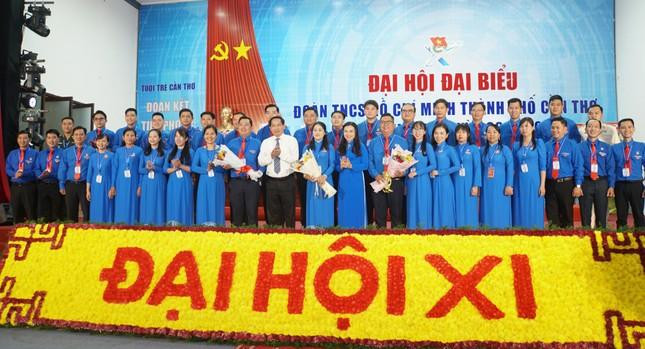 Ban Chấp hành Thành Đoàn Cần Thơ nhiệm kỳ 2022 - 2027 ra mắt Đại hội. (Ảnh: Hòa Hội) Ban Chấp hành Thành Đoàn Cần Thơ nhiệm kỳ 2022 - 2027 ra mắt Đại hội. (Ảnh: Hòa Hội)