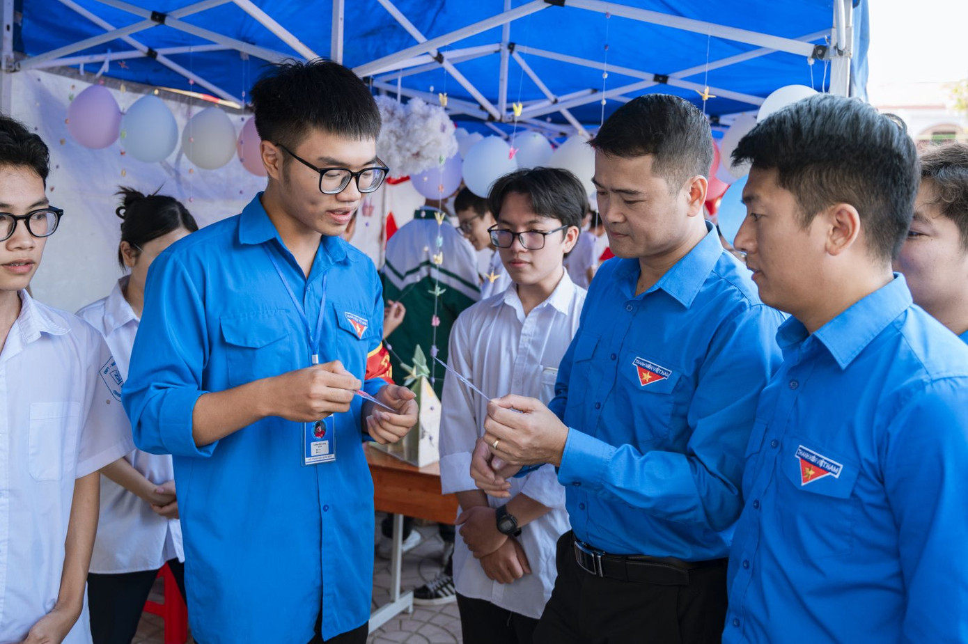 Đồng chí Hoàng Văn Quân, Phó Chủ tịch thường trực Hội Liên hiệp thanh niên tỉnh (thứ hai từ phải sang) tham quan gian hàng Cuộc thi sáng tạo khoa học kỹ thuật cùng chuyển đổi số. Đồng chí Hoàng Văn Quân, Phó Chủ tịch thường trực Hội Liên hiệp thanh niên tỉnh (thứ hai từ phải sang) tham quan gian hàng Cuộc thi sáng tạo khoa học kỹ thuật cùng chuyển đổi số.