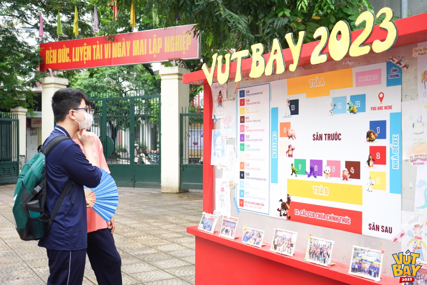 Các bạn học sinh lớp 10 tham quan khu vực Club Exhibition.