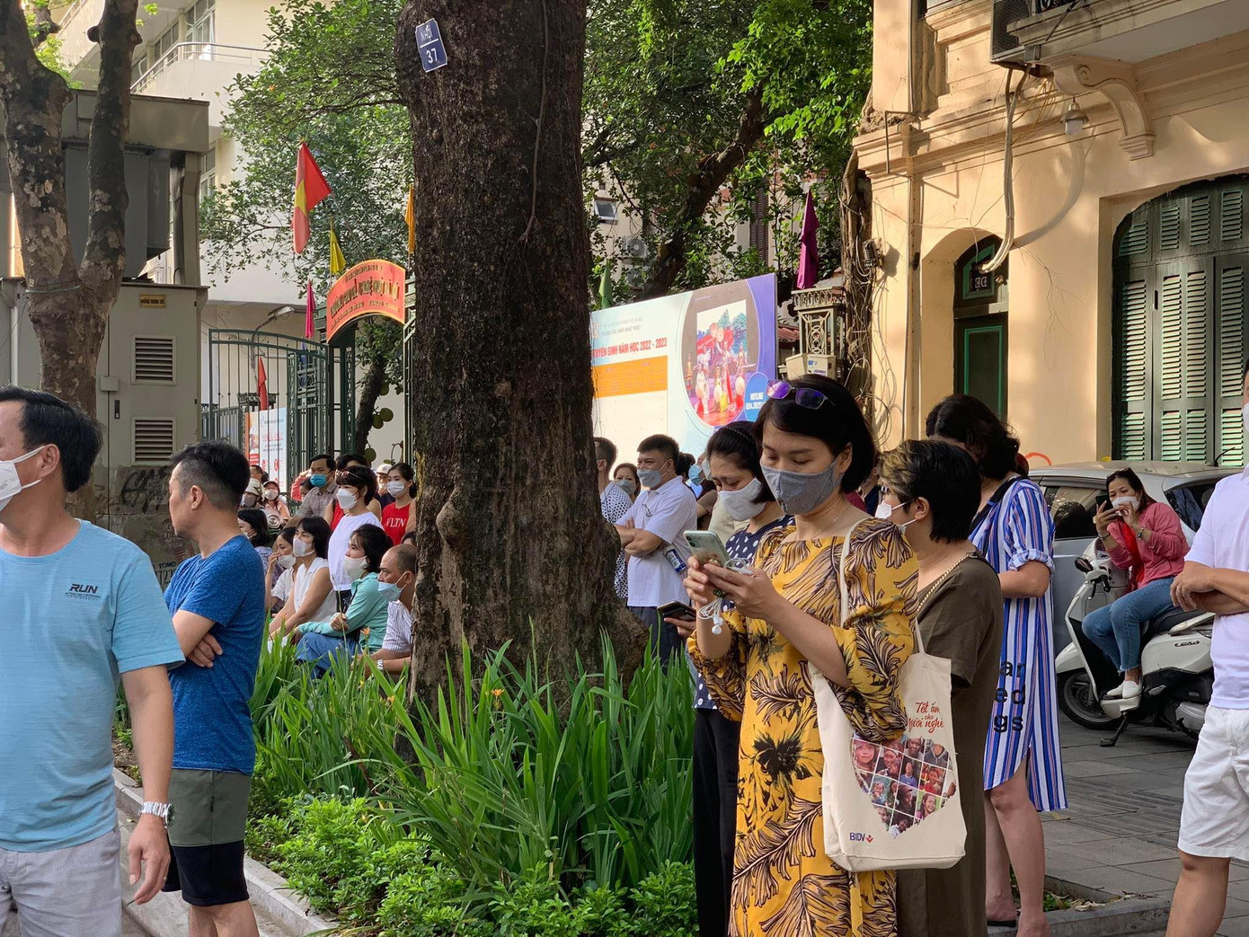 Nhiều phụ huynh chờ các con tại khu vực cổng trường. Nhiều phụ huynh chờ các con tại khu vực cổng trường.