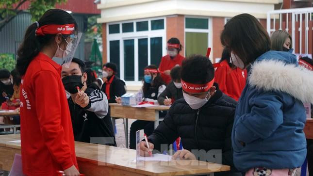 Hàng trăm bạn trẻ, sinh viên các trường đại học, cao đẳng trên địa bàn thành phố đăng ký hiến máu. Hàng trăm bạn trẻ, sinh viên các trường đại học, cao đẳng trên địa bàn thành phố đăng ký hiến máu.
