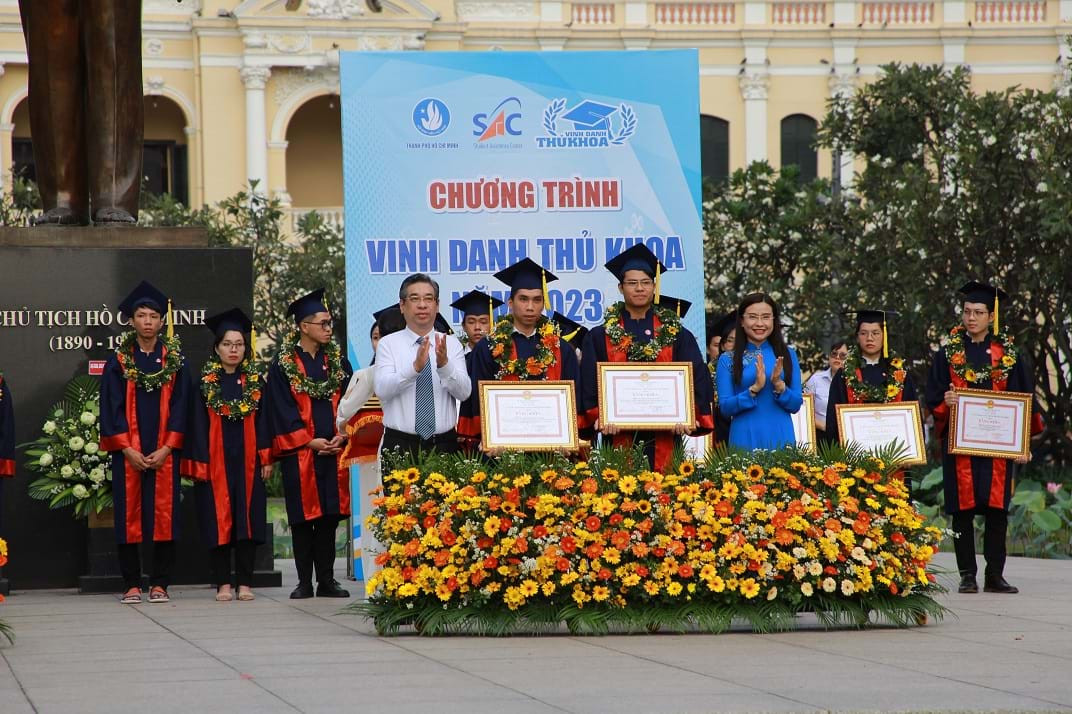 Mỗi gương thủ khoa được vinh danh sẽ nhận bằng khen của Chủ tịch Ủy ban nhân dân TP.HCM và hiện kim. Mỗi gương thủ khoa được vinh danh sẽ nhận bằng khen của Chủ tịch Ủy ban nhân dân TP.HCM và hiện kim.