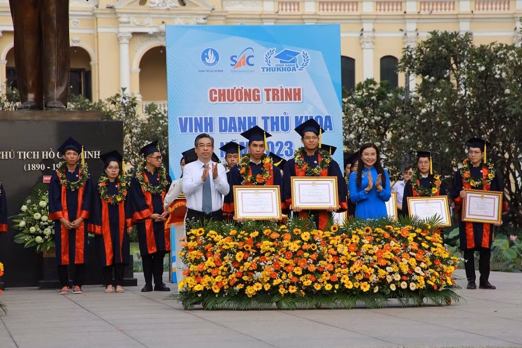 Mỗi gương thủ khoa được vinh danh sẽ nhận bằng khen của Chủ tịch Ủy ban nhân dân TP.HCM và hiện kim.