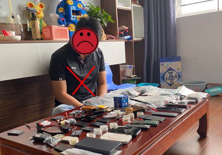 N.Đ.G. cùng tang vật bị thu giữ tại nhà. (Ảnh: Công an cung cấp cho báo chí)