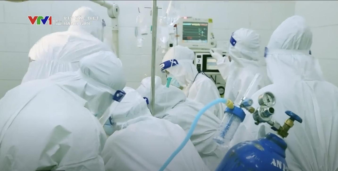 Phân đoạn các bác sĩ tiến hành cấp cứu cho thai phụ mắc COVID-19 khiến nhiều người rơi nước mắt. (Ảnh cắt từ clip)