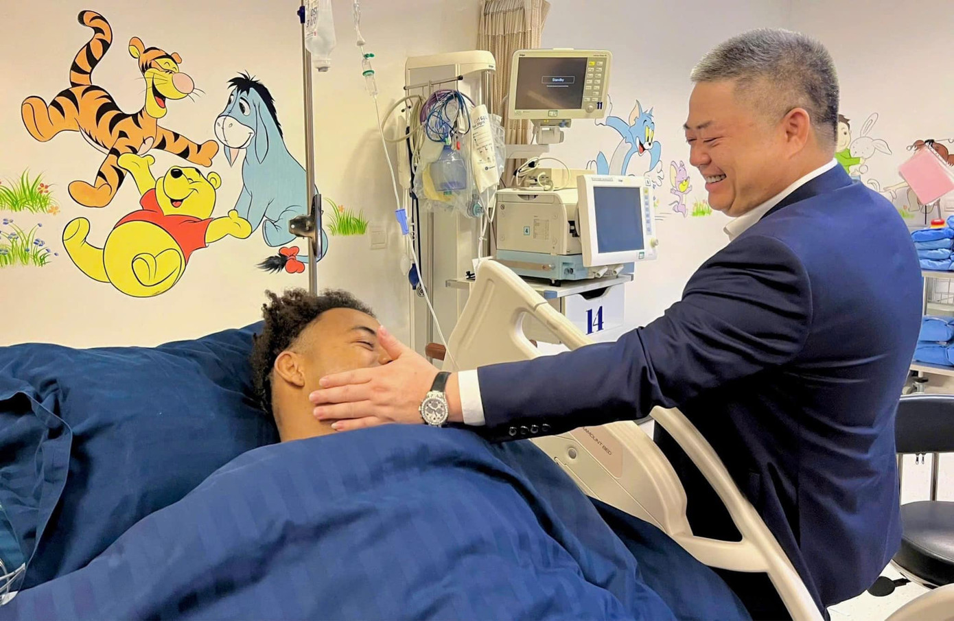 Ông bầu Nguyễn Văn Thiện (CLB Nam Định) tới thăm Xuân Son ngay sau khi anh rời phòng mổ. Ông bầu Nguyễn Văn Thiện (CLB Nam Định) tới thăm Xuân Son ngay sau khi anh rời phòng mổ.