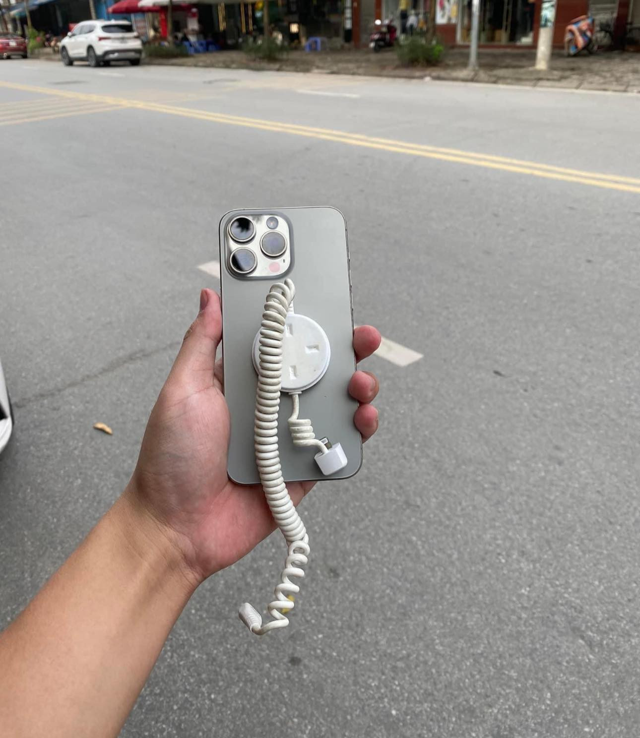 Một trong những hình ảnh vui trở nên viral trong những ngày qua được đăng tải lên mạng xã hội cùng dòng trạng thái: "Mới sở hữu iPhone 15 Pro Max nhưng không dám mang về nhà". Một trong những hình ảnh vui trở nên viral trong những ngày qua được đăng tải lên mạng xã hội cùng dòng trạng thái: "Mới sở hữu iPhone 15 Pro Max nhưng không dám mang về nhà".