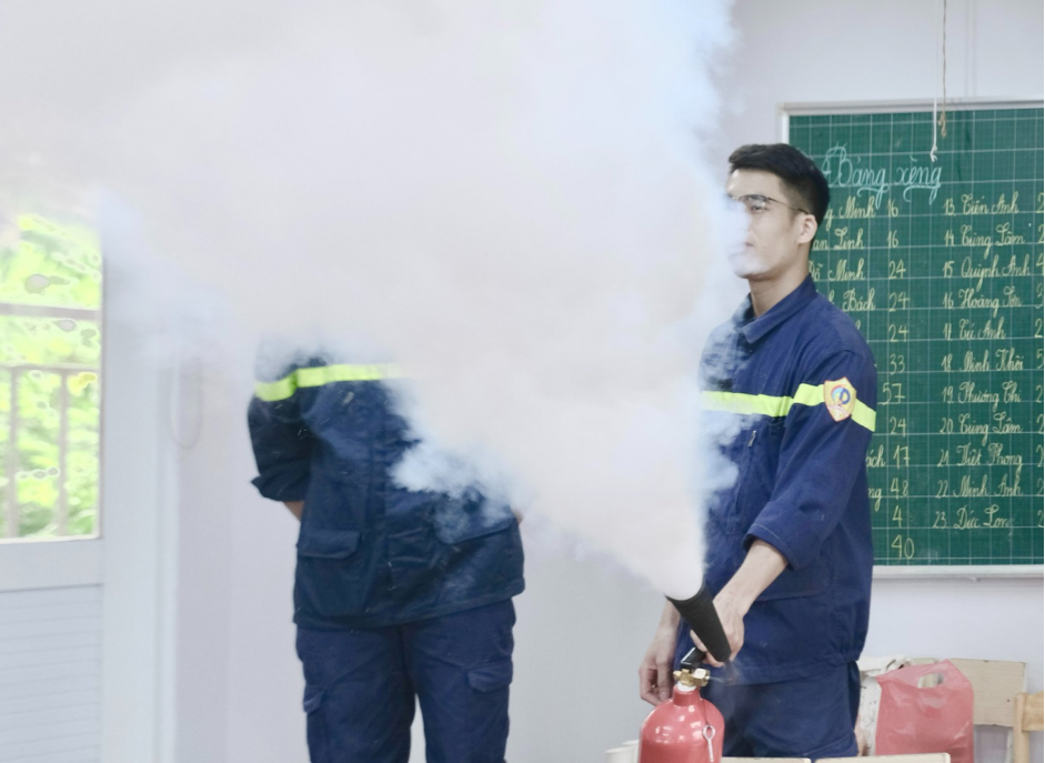 Cán bộ PCCC Trịnh Ngọc Phương hướng dẫn các em nhỏ cách sử dụng bình cứu hỏa. Cán bộ PCCC Trịnh Ngọc Phương hướng dẫn các em nhỏ cách sử dụng bình cứu hỏa.