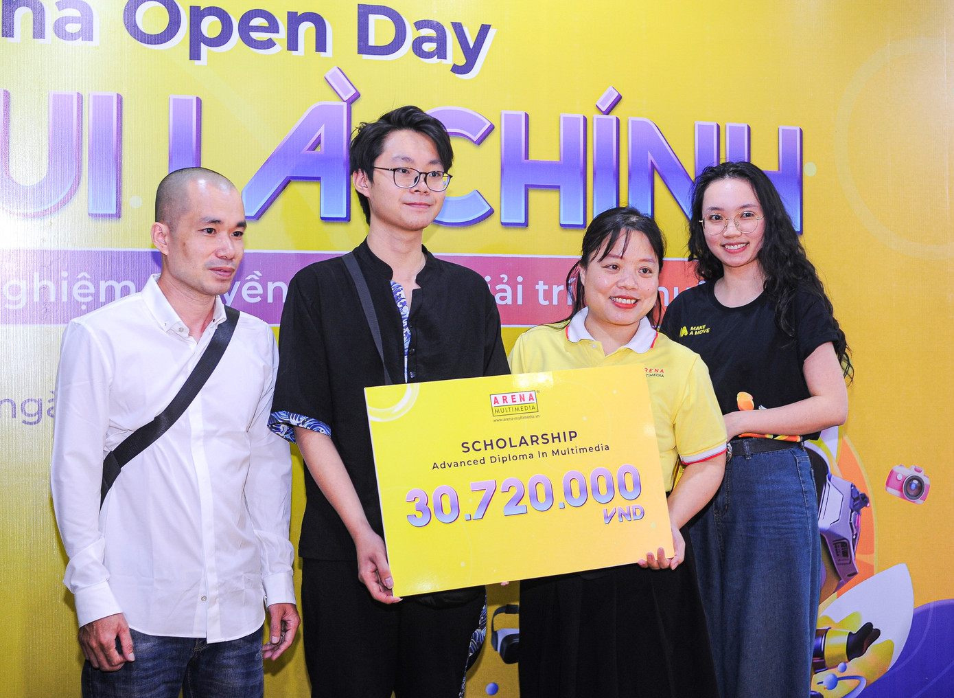 Bùi Phi Long và bố (anh Bùi Phi Hùng) nhận học bổng tại sự kiện Arena Open Day 2023.