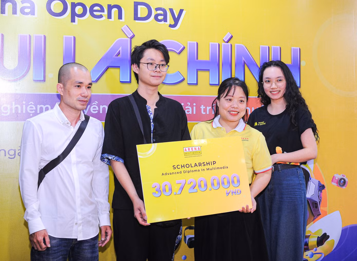 Bùi Phi Long và bố (anh Bùi Phi Hùng) nhận học bổng tại sự kiện Arena Open Day 2023. Bùi Phi Long và bố (anh Bùi Phi Hùng) nhận học bổng tại sự kiện Arena Open Day 2023.