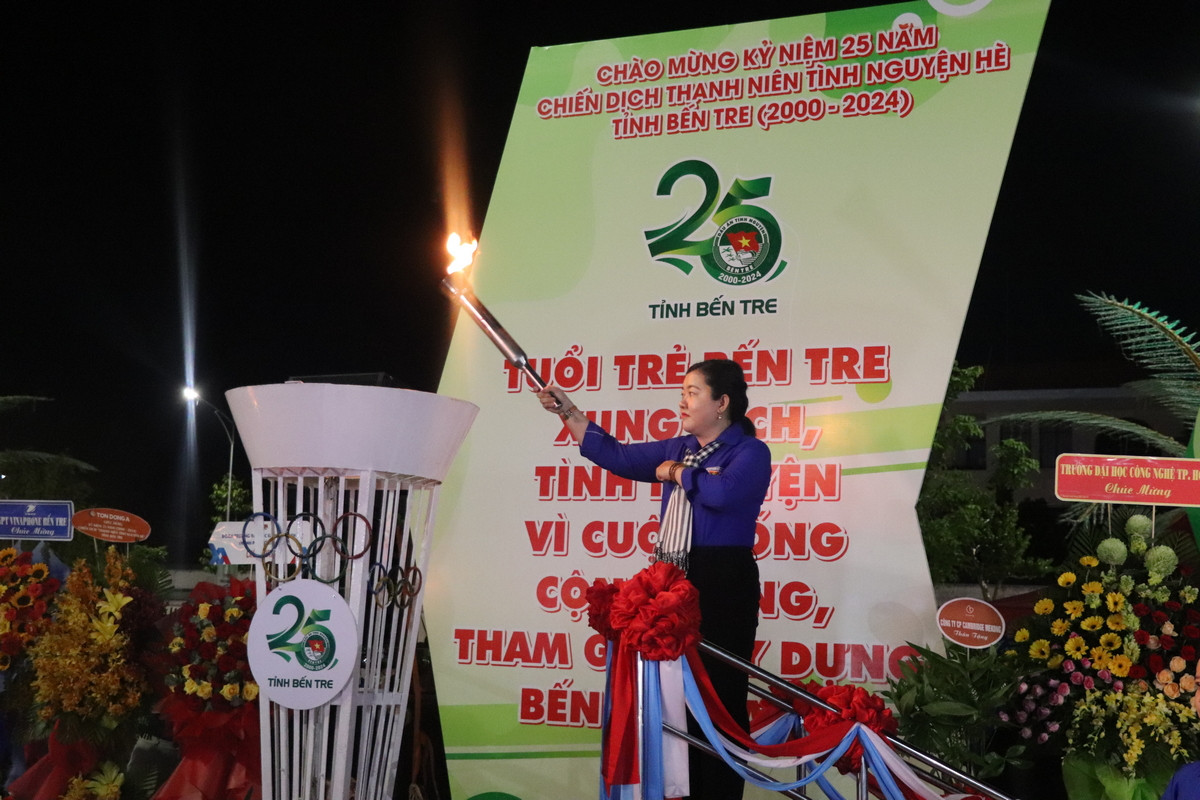 Đồng chí Lâm Như Quỳnh - Bí thư Tỉnh Đoàn thắp đuốc. Đồng chí Lâm Như Quỳnh - Bí thư Tỉnh Đoàn thắp đuốc.