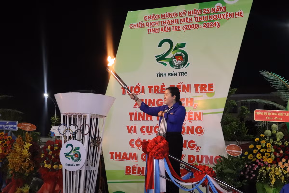 Đồng chí Lâm Như Quỳnh - Bí thư Tỉnh Đoàn thắp đuốc. Đồng chí Lâm Như Quỳnh - Bí thư Tỉnh Đoàn thắp đuốc.