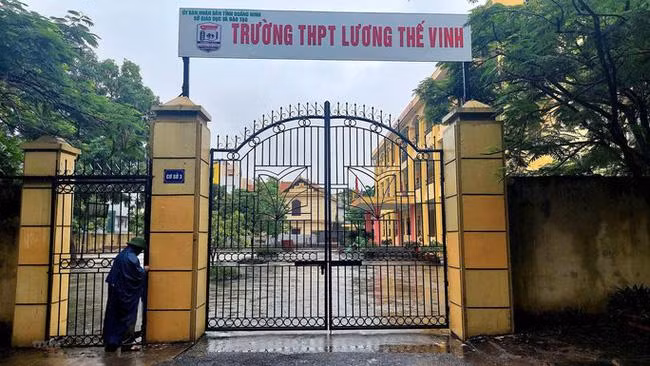 Điều khiến phụ huynh bức xúc là nhà trường đã nhận được quyết định giao chỉ tiêu của tỉnh, biết đã vượt chỉ tiêu nhưng không thông báo cho phụ huynh. (Ảnh: TTXVN)