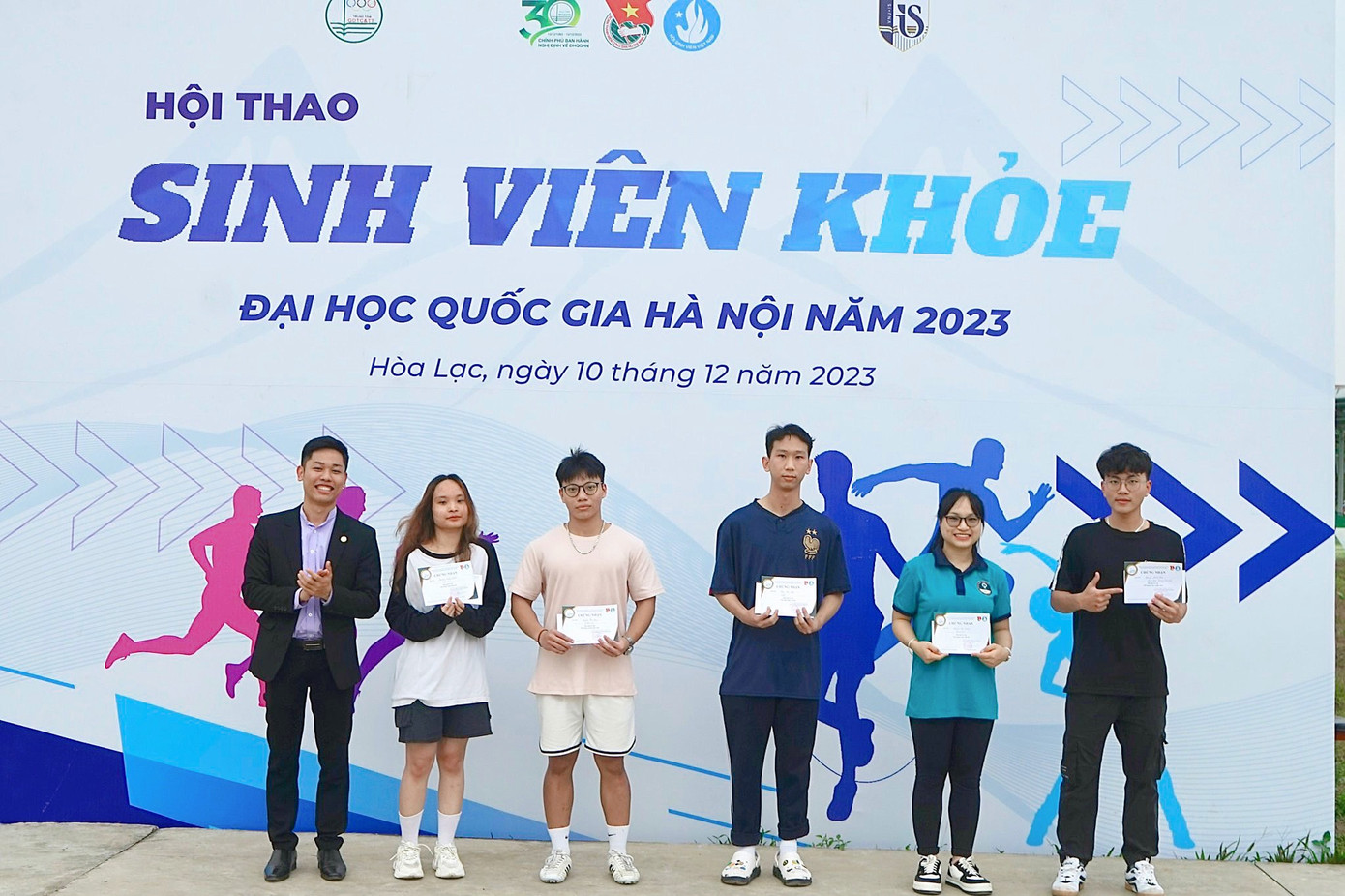 Đồng chí Tưởng Văn Thuấn - Chủ tịch Hội Sinh viên Đại học Quốc gia Hà Nội trao Giấy chứng nhận cho các bạn sinh viên đạt được kỷ lục tại các nội dung thi. Đồng chí Tưởng Văn Thuấn - Chủ tịch Hội Sinh viên Đại học Quốc gia Hà Nội trao Giấy chứng nhận cho các bạn sinh viên đạt được kỷ lục tại các nội dung thi.