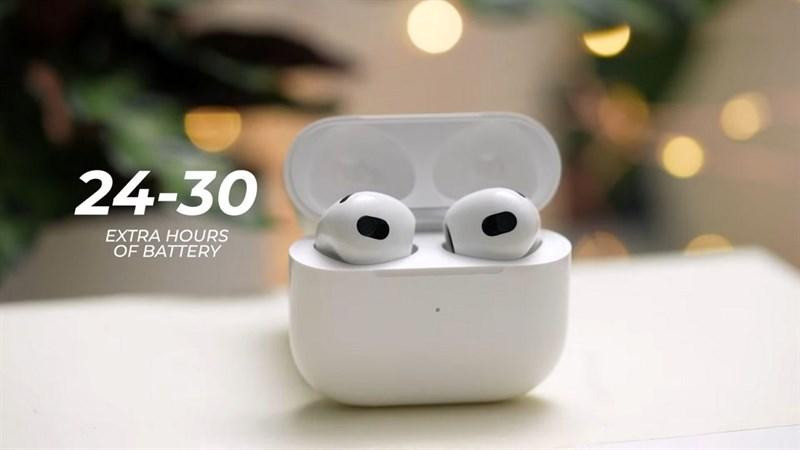 Chỉ mất có 5 phút để có lại 1 tiếng sử dụng AirPods 3 sau khi đặt trong case sạc, ngoài ra case còn được trang bị sạc không dây magsafe và lightning (Nguồn: The Verge)