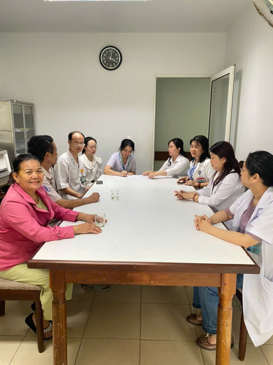 Hinh ảnh buổi làm việc, trao đổi với bệnh nhân Nguyễn Thị H. và người nhà bệnh nhân lúc 14h ngày 8/4/2025 tại Bệnh viện Mắt Thành phố Đà Nẵng. Hinh ảnh buổi làm việc, trao đổi với bệnh nhân Nguyễn Thị H. và người nhà bệnh nhân lúc 14h ngày 8/4/2025 tại Bệnh viện Mắt Thành phố Đà Nẵng.