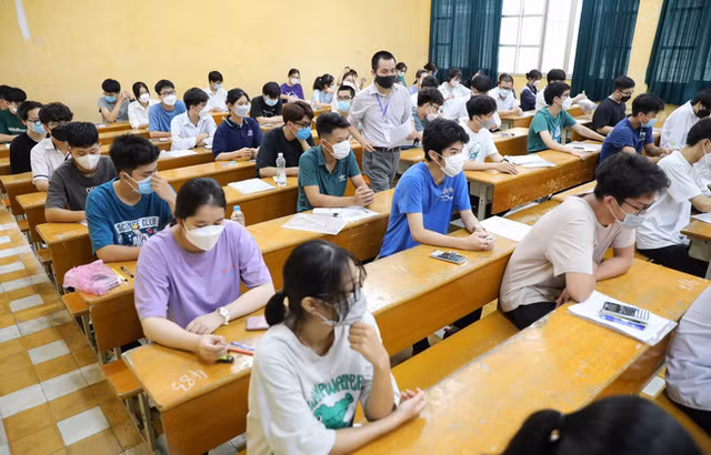 Thí sinh dự kỳ thi đánh giá tư duy tại Đại học Bách khoa Hà Nội. (Ảnh: TTXVN)