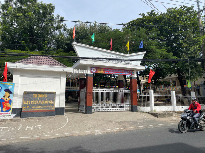 Trường THCS Nguyễn Sinh Sắc - nơi những học sinh có liên quan đến vụ việc đang theo học. Trường THCS Nguyễn Sinh Sắc - nơi những học sinh có liên quan đến vụ việc đang theo học.