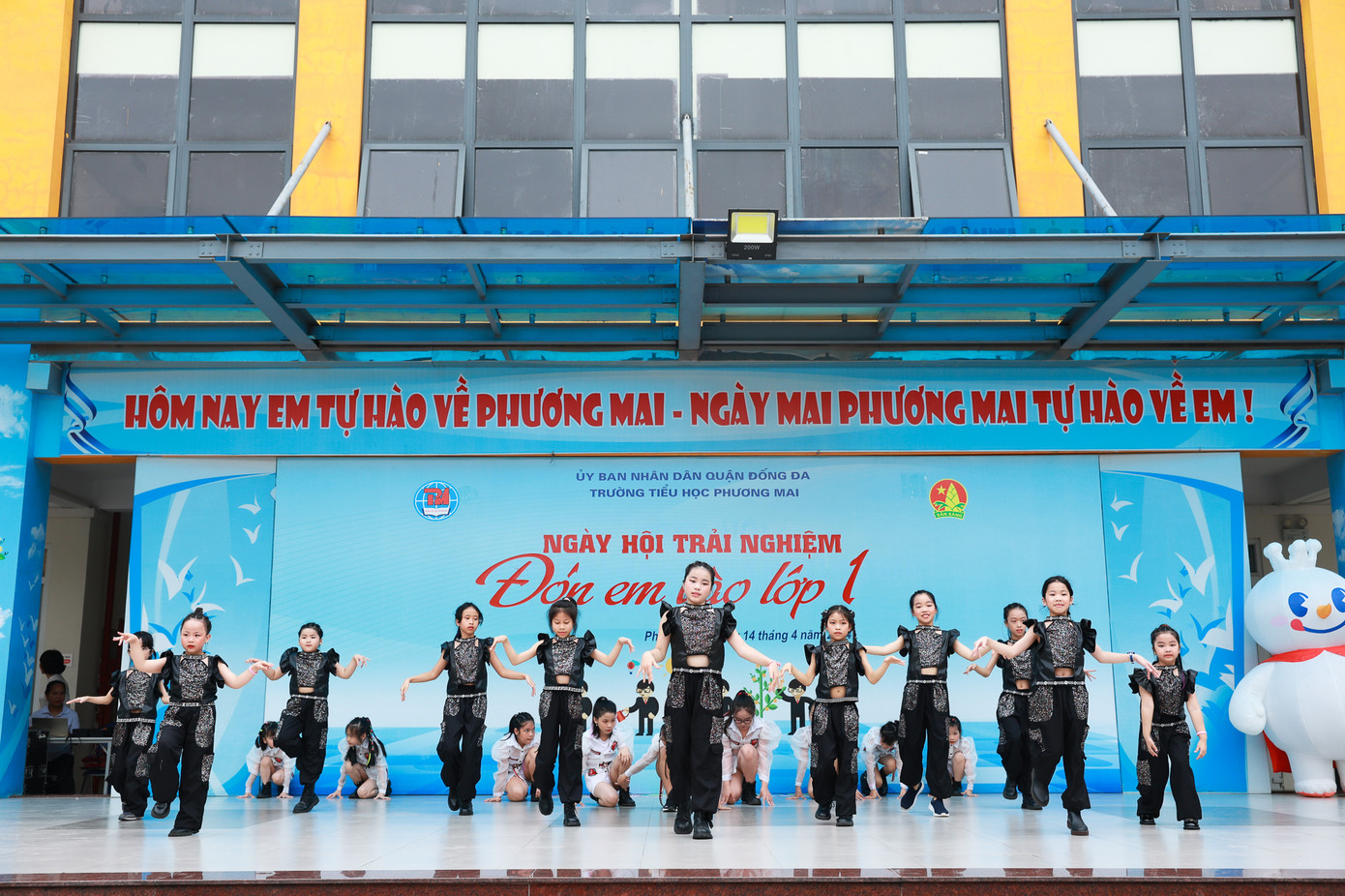 Những tiết mục văn nghệ được thầy cô và các bạn học sinh của trường chuẩn bị tỉ mỉ.