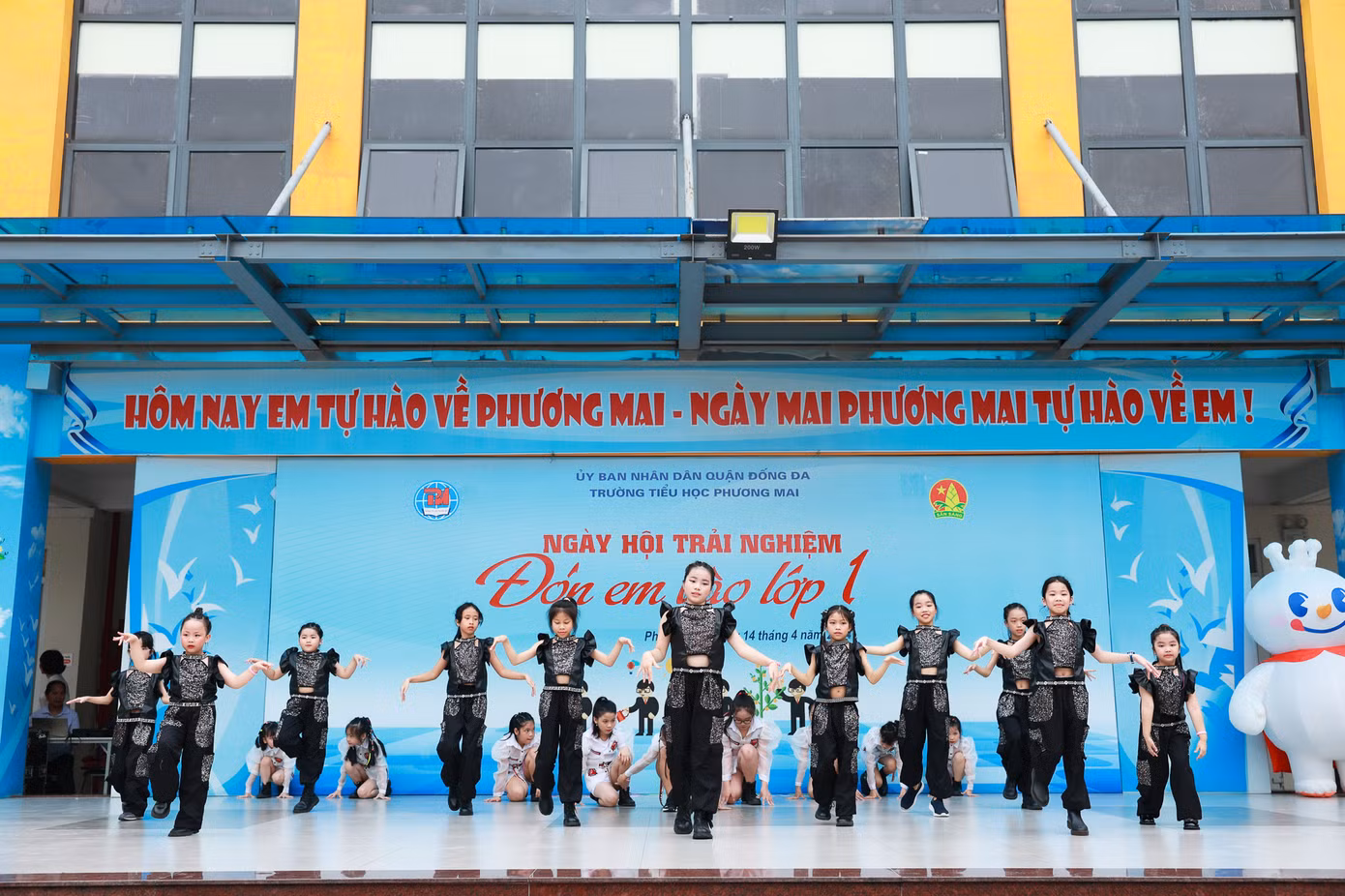 Những tiết mục văn nghệ được thầy cô và các bạn học sinh của trường chuẩn bị tỉ mỉ.