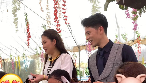 Huyền Trang diện đồ trang phục truyền thống của người Thái trong lễ thành hôn tại quê nhà.