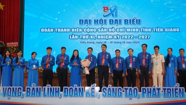 Bí thư TƯ Đoàn Nguyễn Phạm Duy Trang tặng hoa cho đoàn đại biểu dự Đại hội. (Ảnh: Hòa Hội) Bí thư TƯ Đoàn Nguyễn Phạm Duy Trang tặng hoa cho đoàn đại biểu dự Đại hội. (Ảnh: Hòa Hội)
