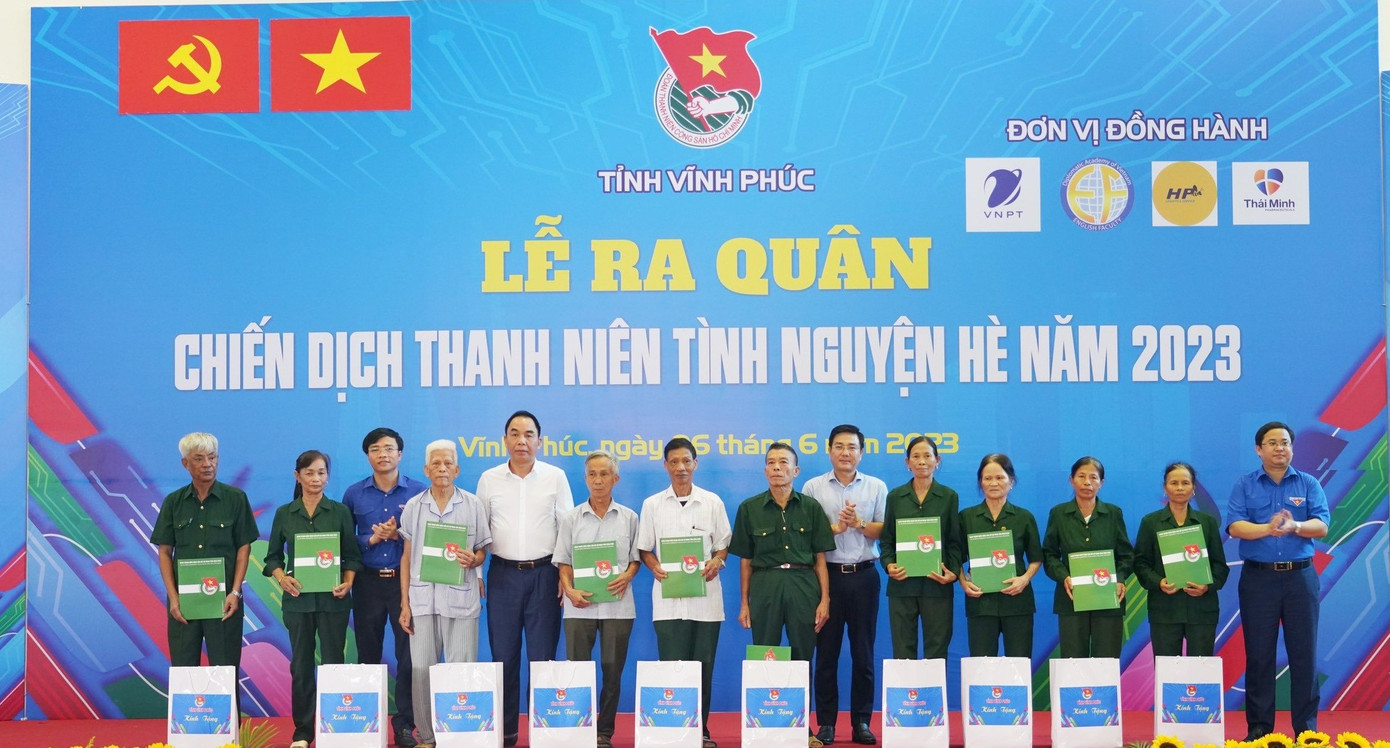 Đồng chí Nguyễn Quốc Huy - UV BTV, Chánh Văn phòng TƯ Đoàn (bìa phải) và đồng chí Nguyễn Trung Kiên - Bí thư Tỉnh đoàn, Chủ tịch Hội Liên hiệp Thanh niên Việt Nam tỉnh Vĩnh Phúc trao quà cho cựu thanh niên xung phong.