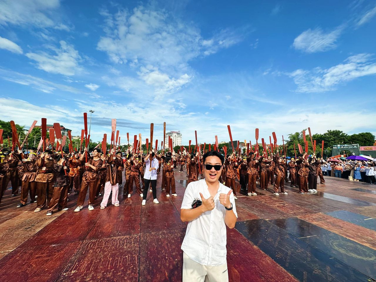 MC Sơn Lâm tại điểm cầu Thanh Hoá sáng 7/10.