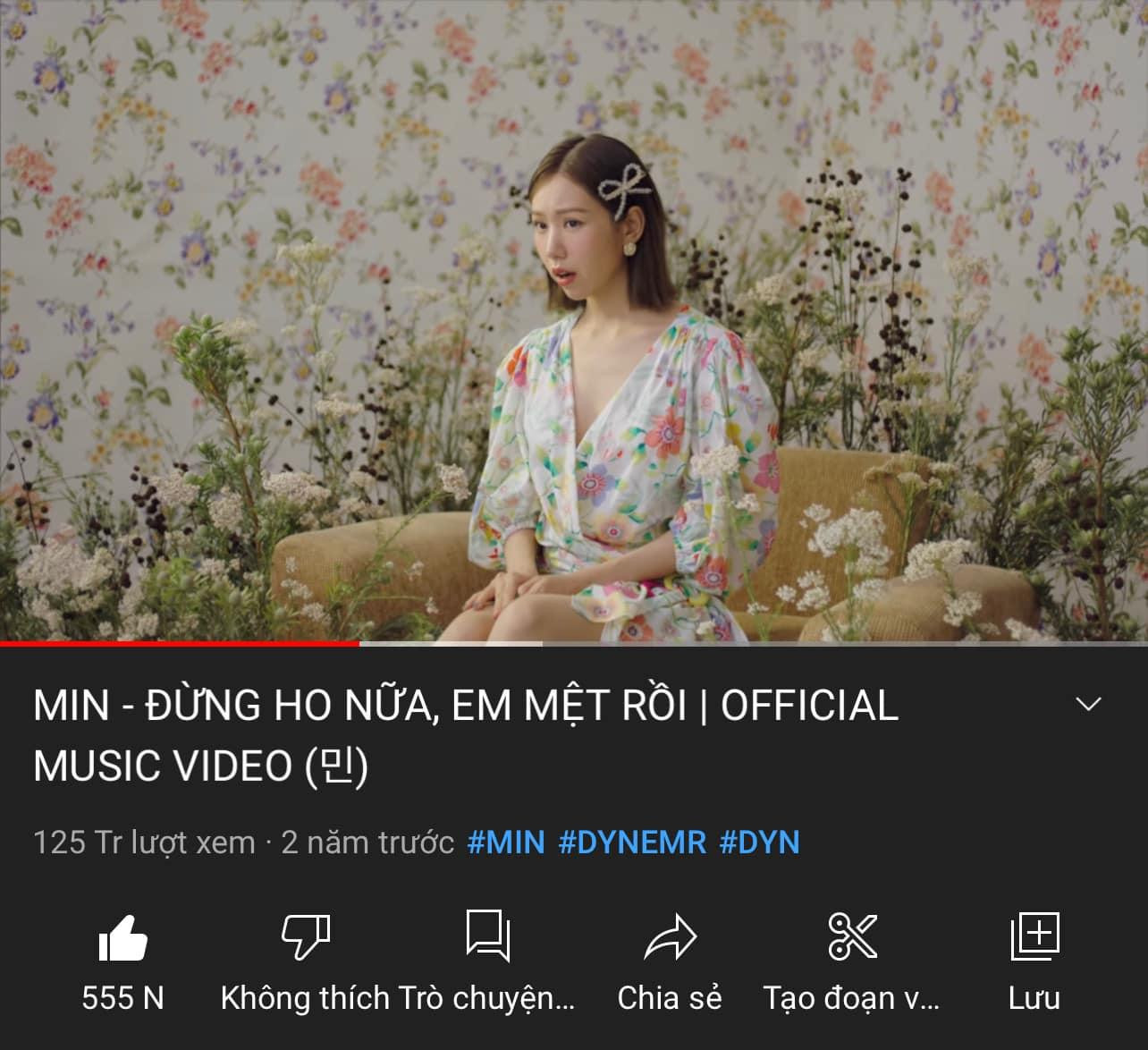 "Có lẽ em yêu anh nhiều quá, nên là em chẳng muốn ho ra...". "Có lẽ em yêu anh nhiều quá, nên là em chẳng muốn ho ra...".