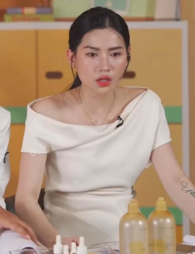 Võ Hà Linh vẫn là "chiến thần" bán hàng thu hút nhiều người xem nhất hiện nay.