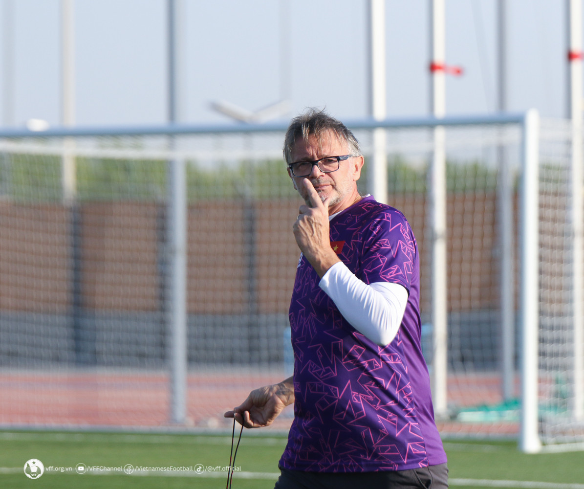 HLV Philippe Troussier tại buổi tập cùng các cầu thủ ĐT Việt Nam trước trận đấu gặp ĐT Nhật Bản. (Ảnh: VFF)