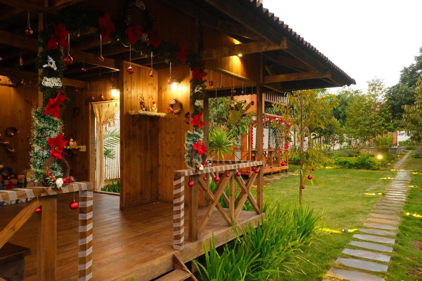 Không gian được trang hoàng ấm cúng với vô số chi tiết rực rỡ để chào đón Giáng sinh. Không gian được trang hoàng ấm cúng với vô số chi tiết rực rỡ để chào đón Giáng sinh.