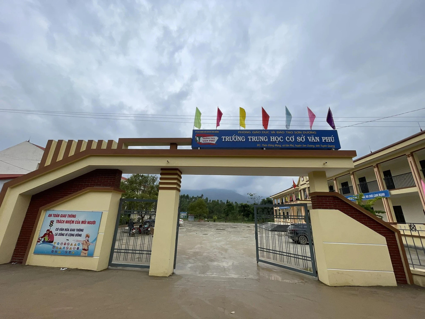 Trường THCS Văn Phú - nơi xảy ra vụ việc.