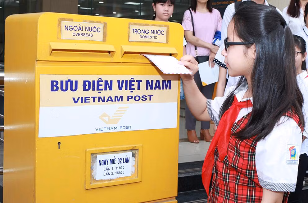 Học sinh gửi thư tham dự cuộc thi viết thư quốc tế UPU lần thứ 50. Học sinh gửi thư tham dự cuộc thi viết thư quốc tế UPU lần thứ 50.